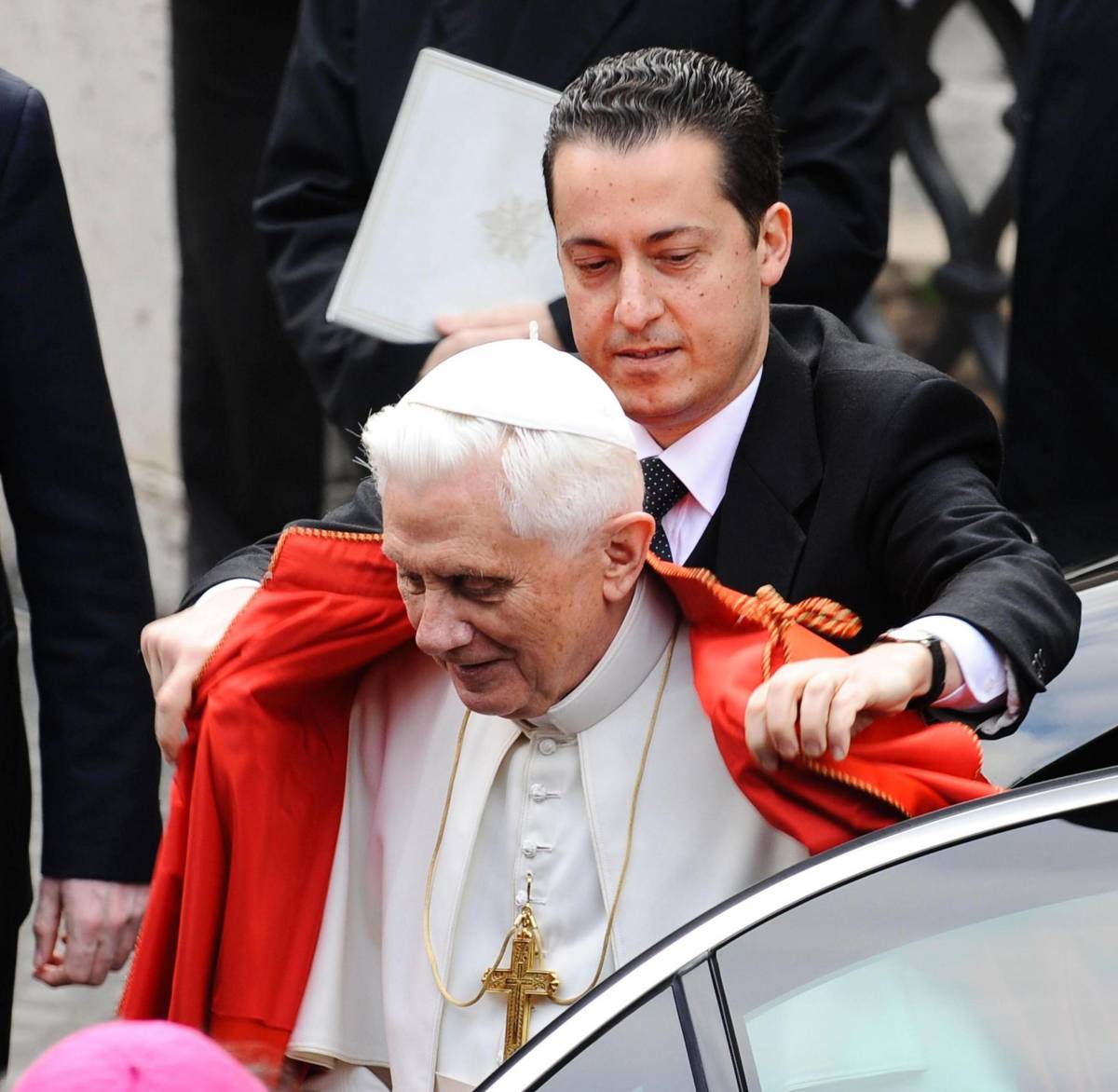 "Gli ha spezzato il cuore". La rivelazione su Ratzinger e Bergoglio 